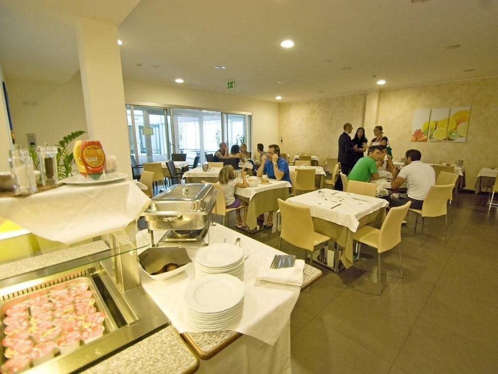 Hotel Cube ราเวนนา ภายนอก รูปภาพ