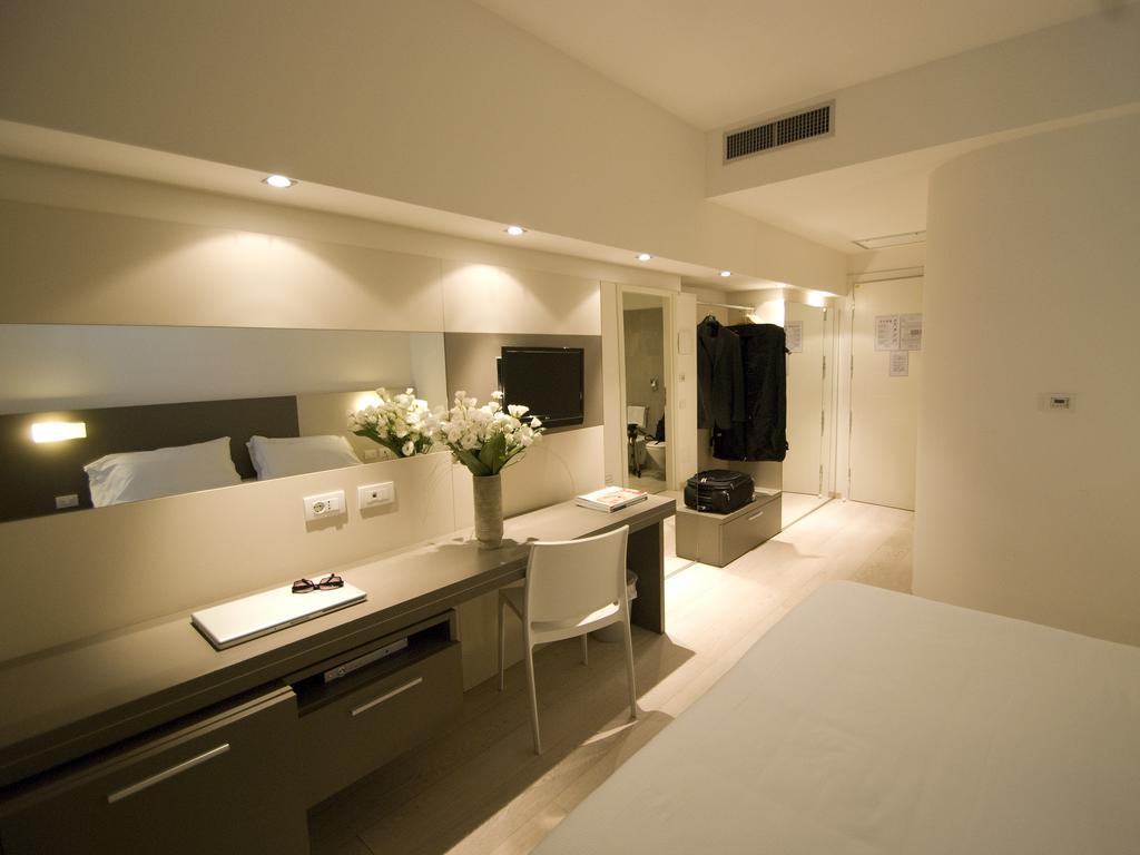 Hotel Cube ราเวนนา ภายนอก รูปภาพ
