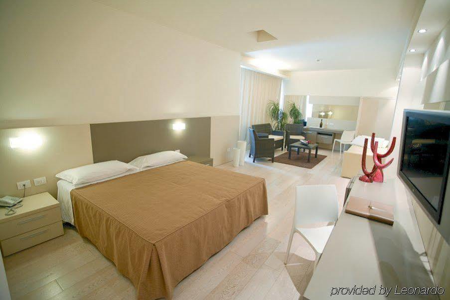 Hotel Cube ราเวนนา ภายนอก รูปภาพ